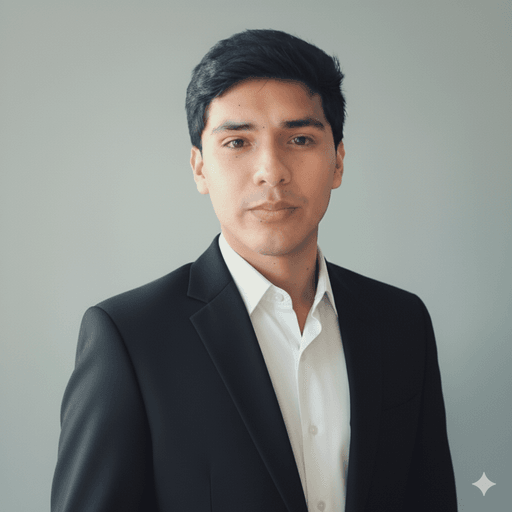 Marco Atencio, desarrollador full-stack senior, sonriendo en una foto profesional